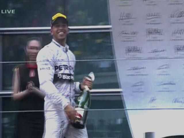 Формула-1: Льюис Хэмилтон выиграл третью гонку подряд