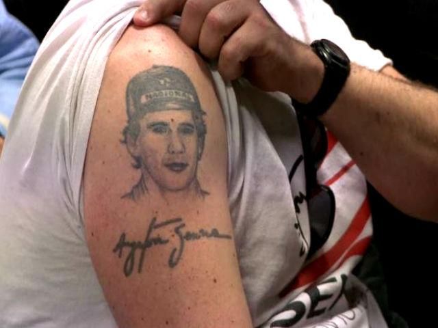 Сегодня мир чтит память гонщика Айртона Сенны Сегодня мир чтит память гонщика Айртона Сенны