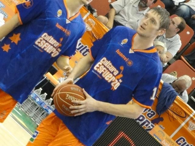 Спортивний огляд: ХК "Донбас" не гратиме у чемпіонаті України, Ліщук залишається у "Валенсії" Спортивний огляд: ХК "Донбас" не гратиме у чемпіонаті України, Ліщук залишається у "Валенсії"