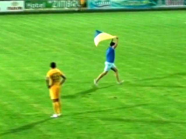 Спортивный обзор: на матче "Зимбру"–ЦСКА фанат вынес на поле украинский флаг Спортивный обзор: на матче "Зимбру"–ЦСКА фанат вынес на поле украинский флаг