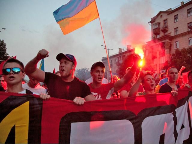 Фанаты "Металлурга" и "Днепра" прошли маршем "За единую Украину" (Фото. Видео)