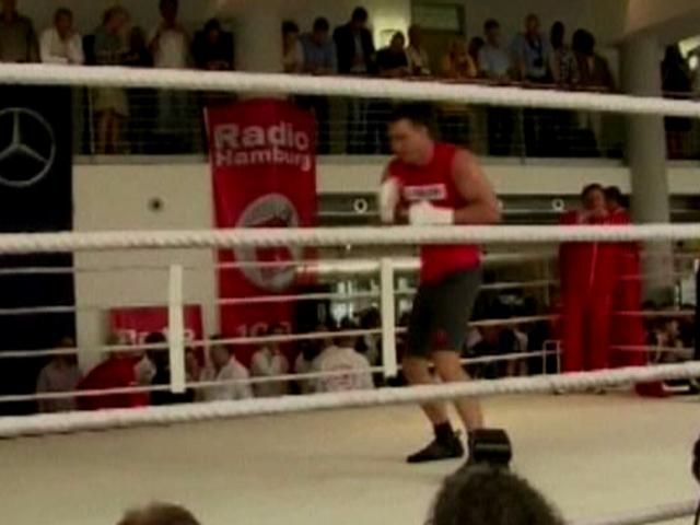 Спортивний огляд: Бій Кличка з Пулєвим перенесуть, "Барселона" придбала Дугласа Спортивний огляд: Бій Кличка з Пулєвим перенесуть, "Барселона" придбала Дугласа