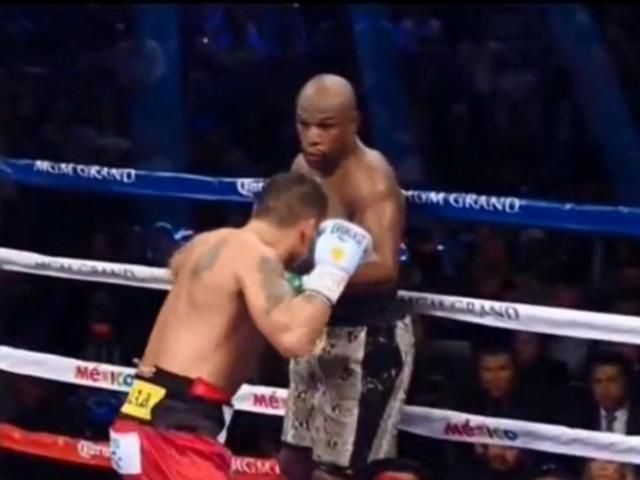 Бокс. Во время боя Майдана укусил Мейвезера за пальцы Бокс. Во время боя Майдана укусил Мейвезера за пальцы