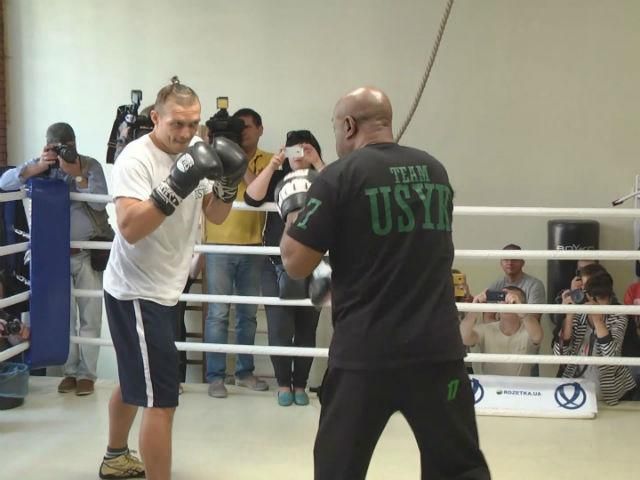 Усик может боксировать в андеркарте боя Кличко-Пулев