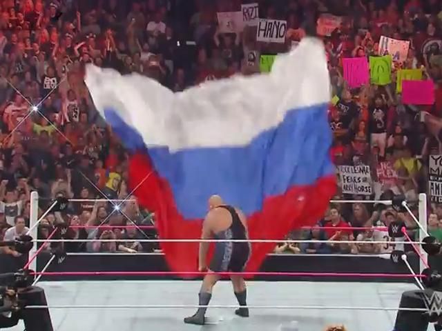 Американский рестлер сорвал российский флаг (Видео)