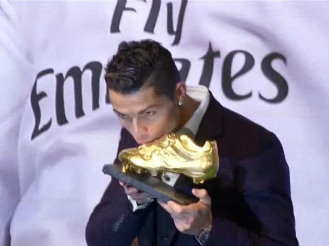 Спортивний огляд: Роналду отримав "Золоту Бутсу", Фесенко виступатиме за Росію Спортивний огляд: Роналду отримав "Золоту Бутсу", Фесенко виступатиме за Росію