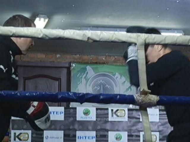 Вячеслав Сенченко и Макс Бурсак завершают подготовку к боям Вячеслав Сенченко и Макс Бурсак завершают подготовку к боям