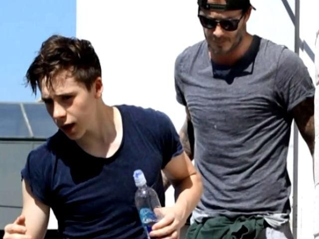 Спортивний огляд: Бекхем із сином потрапив у аварію, назвали талісман Євро-2016 Спортивний огляд: Бекхем із сином потрапив у аварію, назвали талісман Євро-2016