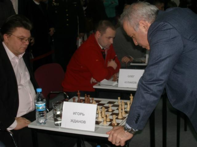 Каспаров сыграл в шахматы с украинскими военными и волонтерами (Фото)