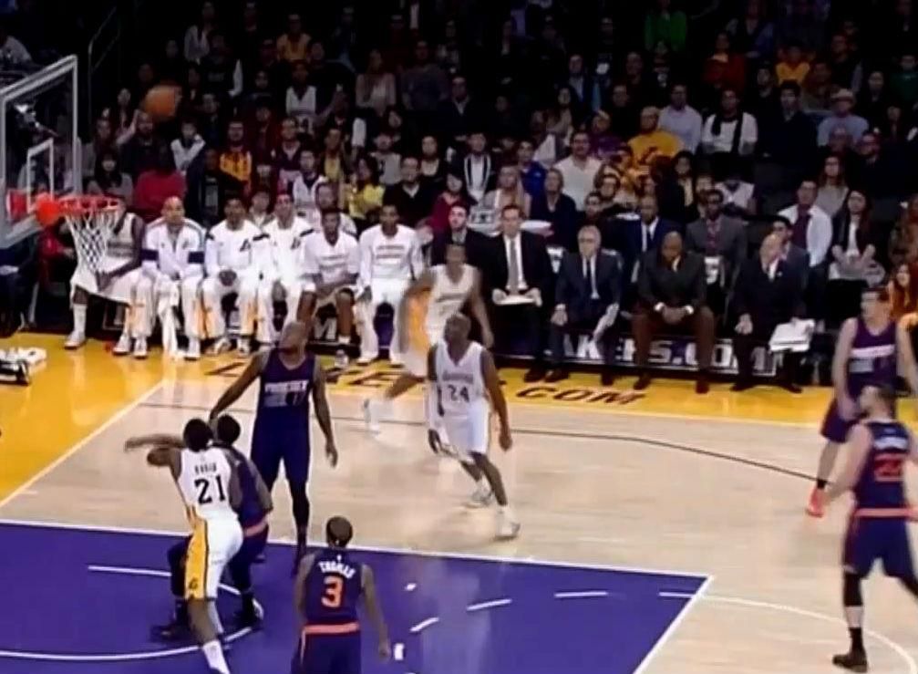 Баскетбол. "Финикс" в выездном матче одолел "Лейкерс" Баскетбол. "Финикс" в выездном матче одолел "Лейкерс"