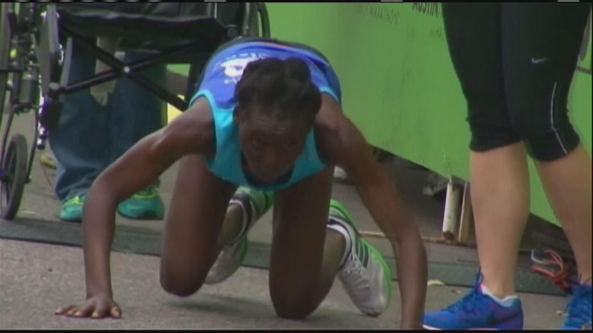 Легкоатлетка преодолела финиш на коленях Легкоатлетка преодолела финиш на коленях