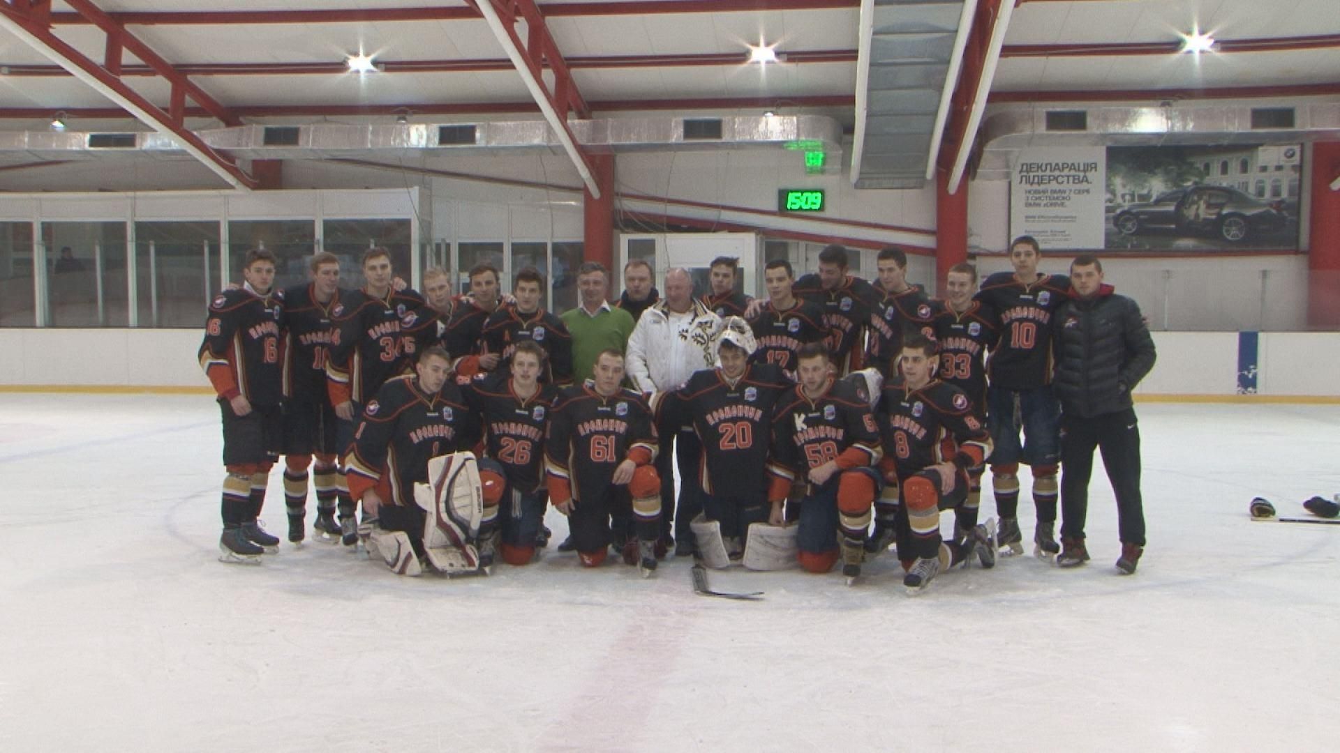 Хокей. В чемпіонаті України виступає незвично молода команда Хокей. В чемпіонаті України виступає незвично молода команда