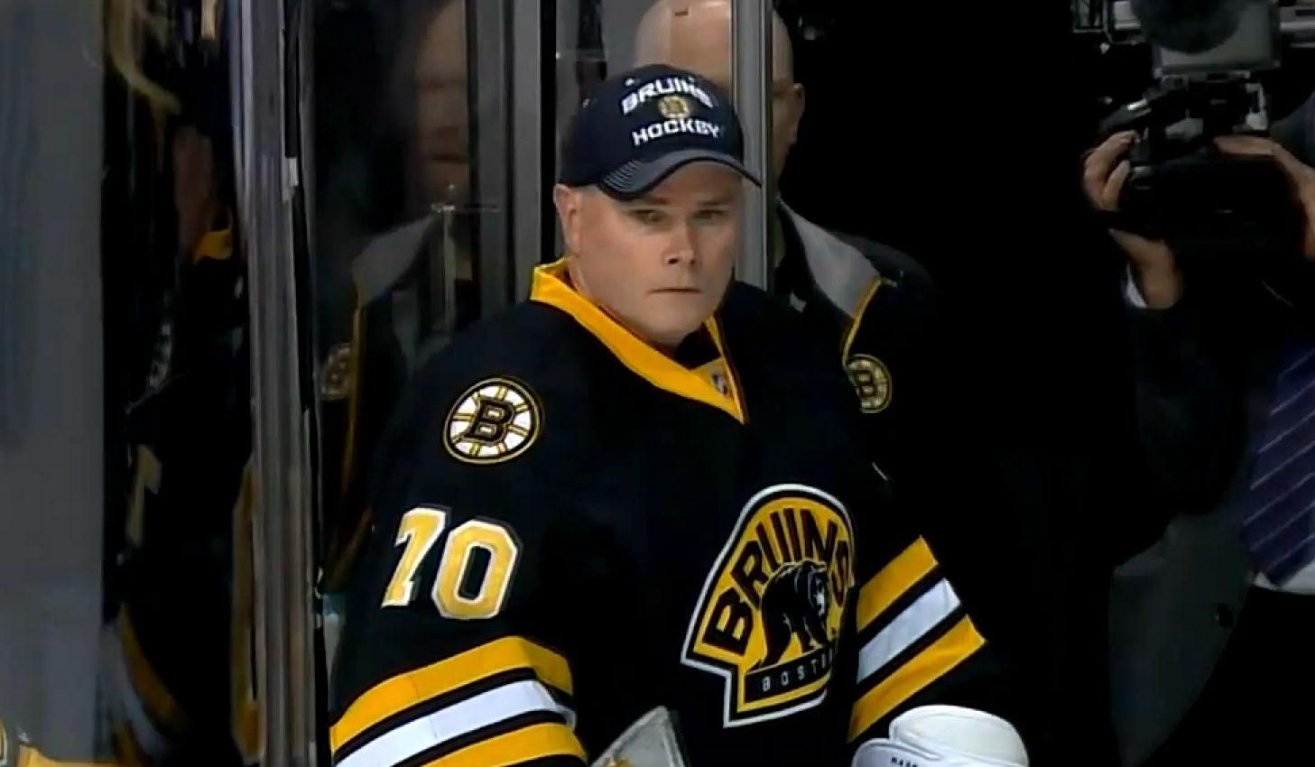 Хокей. 50-річний тренер "Бостона" став запасним голкіпером і мало не відновив кар'єру Хокей. 50-річний тренер "Бостона" став запасним голкіпером і мало не відновив кар'єру