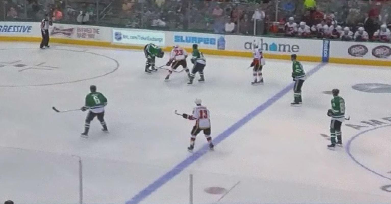 Хокей. Під час матчу в НХЛ шайба застрягла під візором хокеїста Хокей. Під час матчу в НХЛ шайба застрягла під візором хокеїста