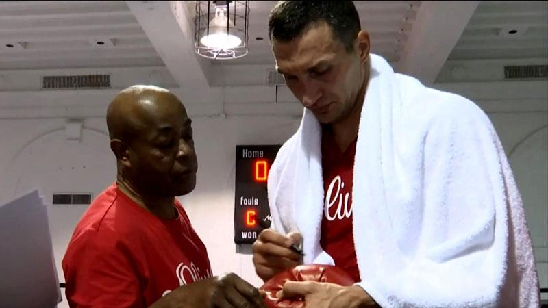 Бокс. Кличко стал в спарринг с легендарным боксером — Эвандером Холифилдом