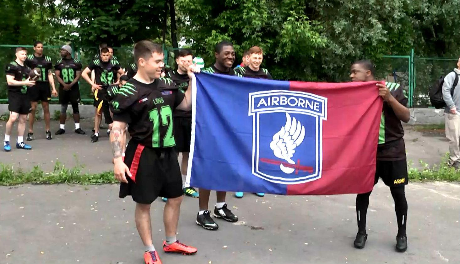 Десантники из США сыграли в американский футбол с львовскими "Львами"