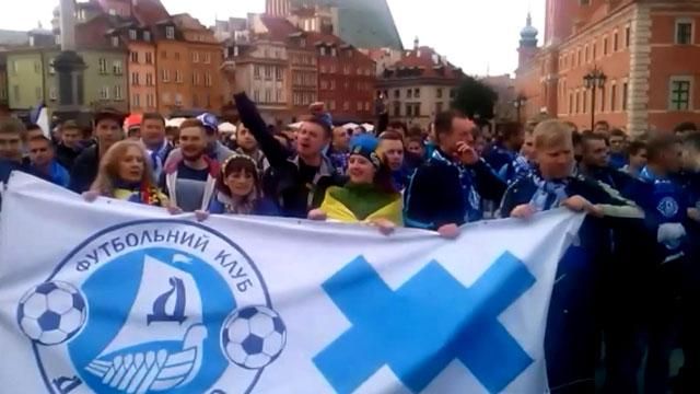 Варшаву заполонили футбольные фанаты из Украины