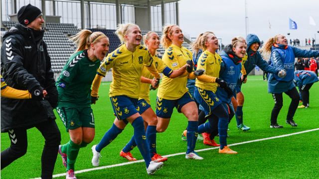 Датские футболистки выложили откровенное фото из раздевалки (+18) Датские футболистки выложили откровенное фото из раздевалки (+18)