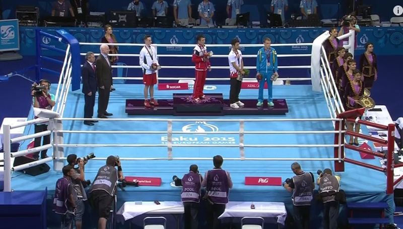 Український боксер демонстративно зневажив прапор Росії у Баку Український боксер демонстративно зневажив прапор Росії у Баку
