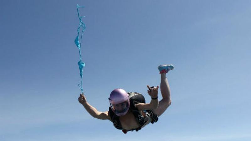 Россиянка прыгнула с парашютом в чем мать родила (18)