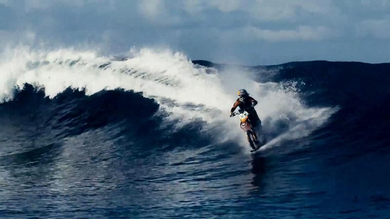 Мотоциклом по воді: австралієць вразив світ