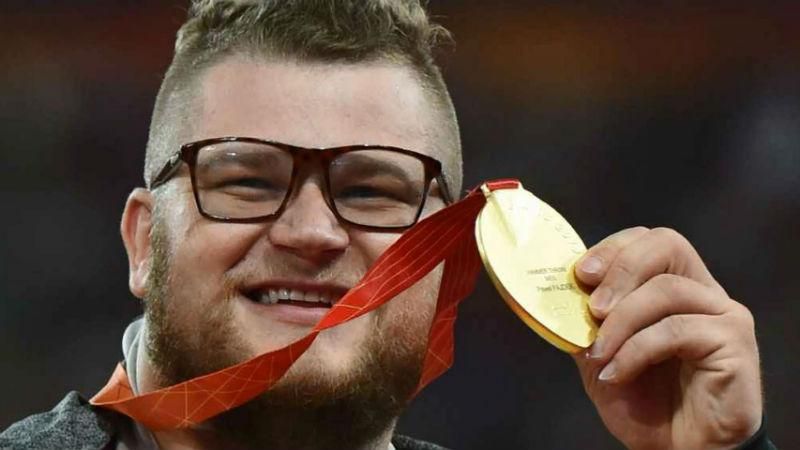 Спортивний скандал: чемпіон світу розрахувався у таксі золотою медаллю Спортивний скандал: чемпіон світу розрахувався у таксі золотою медаллю