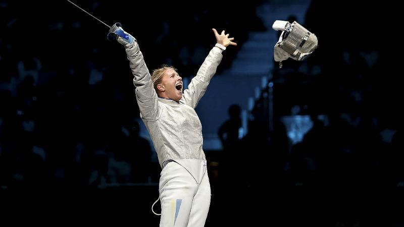 Українська чемпіонка оригінально тренується разом зі своїм домашнім улюбленцем Українська чемпіонка оригінально тренується разом зі своїм домашнім улюбленцем