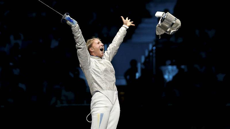 Украинская чемпионка оригинально тренируется вместе со своим домашним любимцем