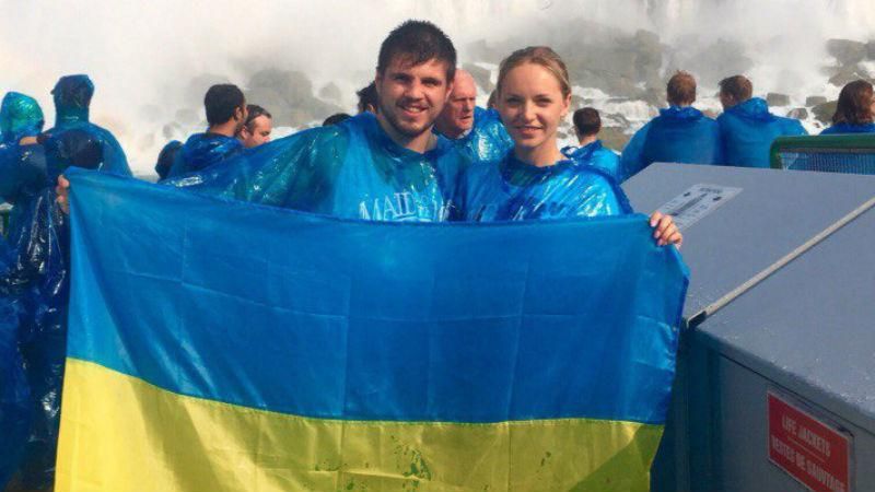 Украинский чемпион по боксу привез флаг Украины на Ниагарский водопад