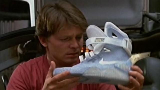 Nike випустить кросівки з "Назад у майбутнє": Марті МакФлай вже приміряв