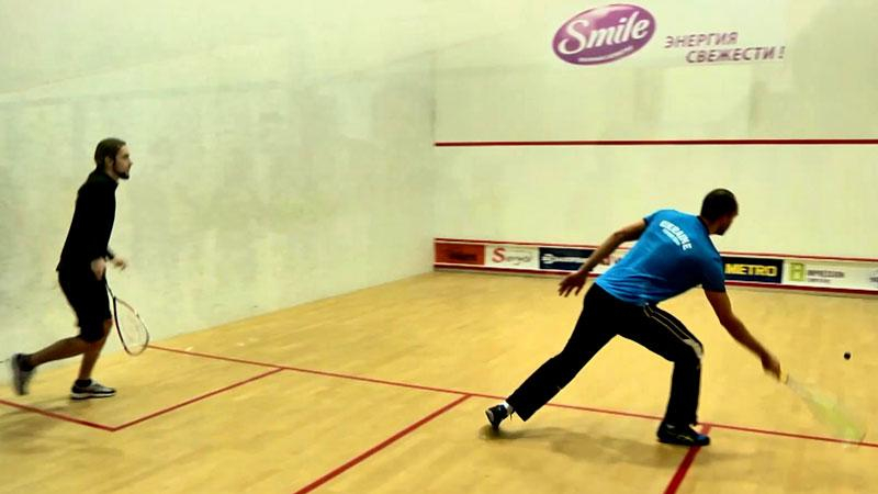 Знаменитый футболист осваивает игру "сквош"