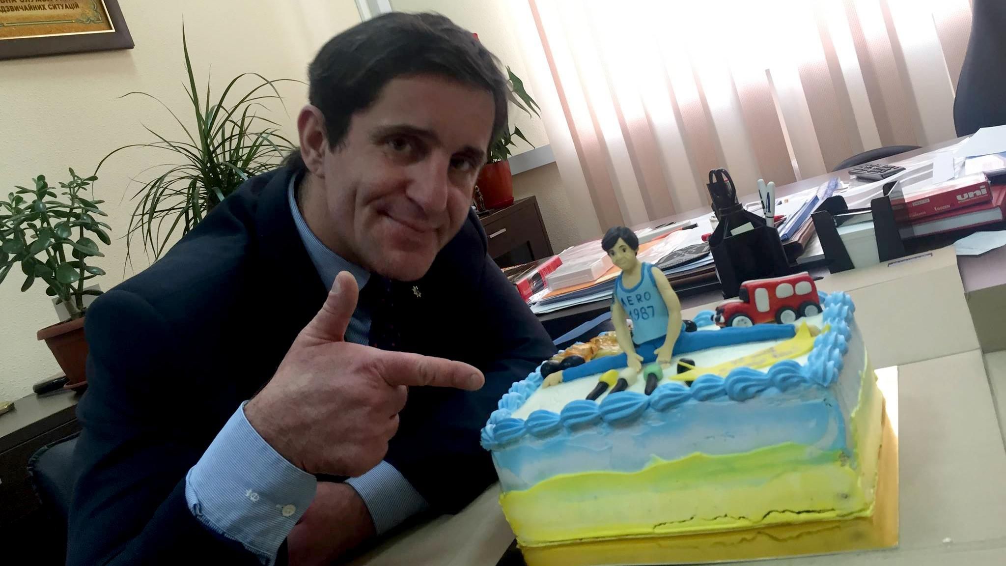 Коллеги креативно поздравили Шкиряка с праздником Коллеги креативно поздравили Шкиряка с праздником