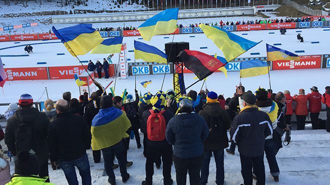 Российских журналистов возмутил красно-черный флаг на биатлонных соревнованиях
