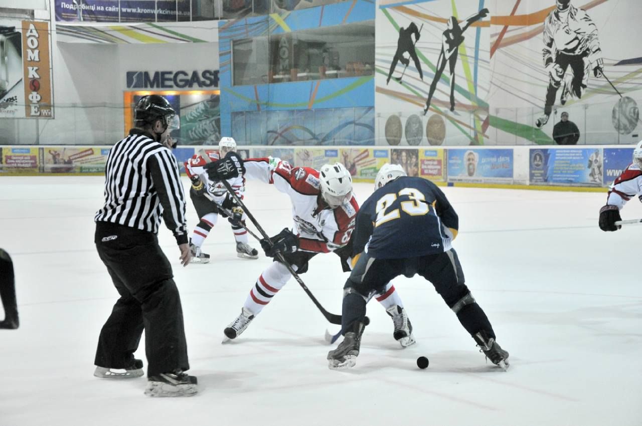 Чемпіонат України з хокею: гравці "Донбасу" посперечаються за титул найкращого