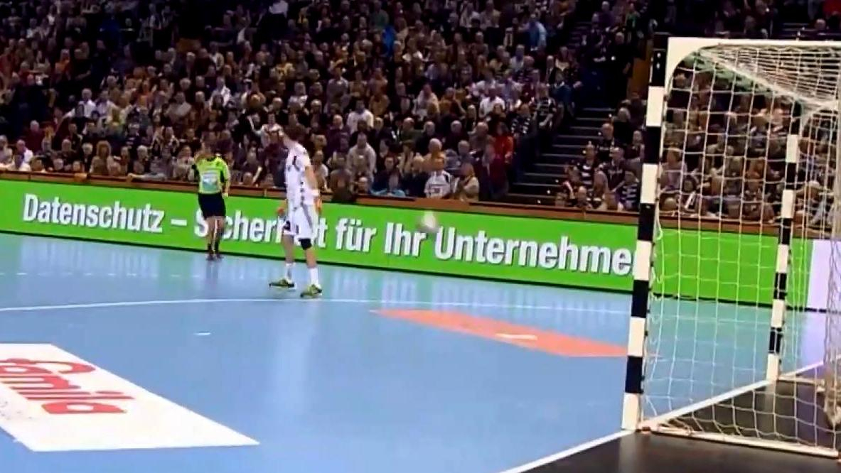 Самоуверенный гандболист опростоволосился: видео конфуза