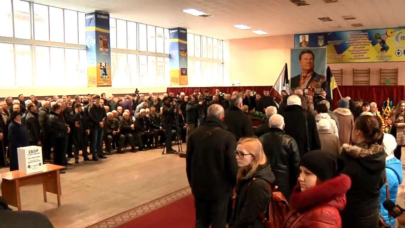 Сотни запорожцев попрощались с легендарным земляком Сотни запорожцев попрощались с легендарным земляком