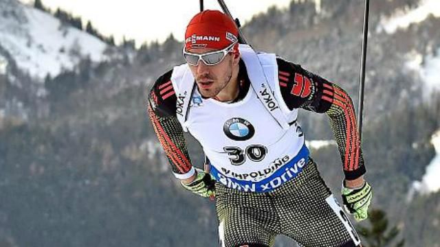 Биатлонист во время гонки врезался в дерево: появилось видео рокового падения Биатлонист во время гонки врезался в дерево: появилось видео рокового падения