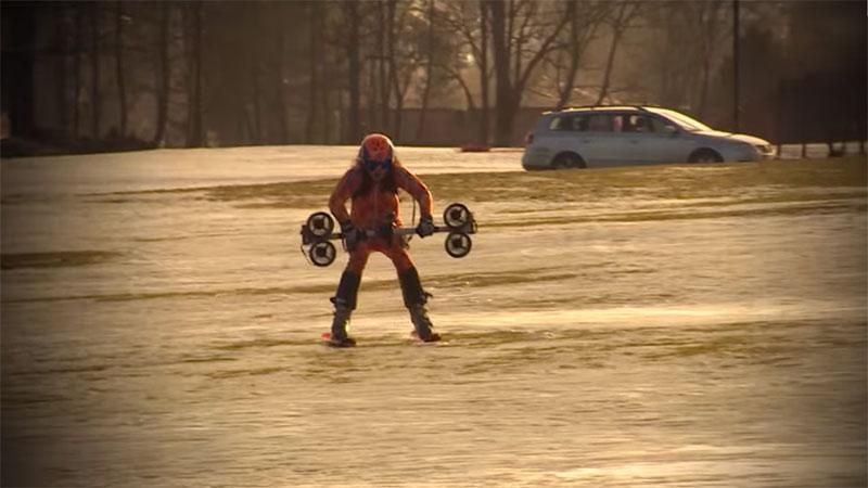 Лыжница с реактивным двигателем установила опасный рекорд Лыжница с реактивным двигателем установила опасный рекорд