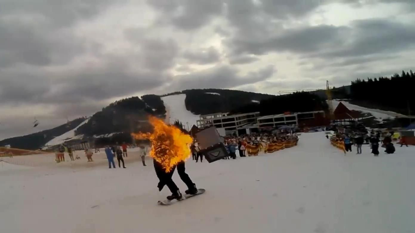 Фестиваль зимових стрибків у басейн відбувся у Буковелі Фестиваль зимових стрибків у басейн відбувся у Буковелі