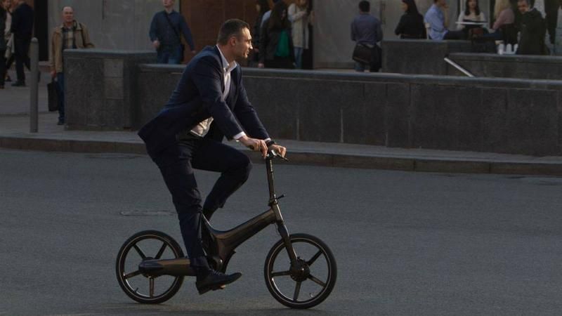Активно крутит педали: Кличко теперь ездит по Киеву на велосипеде