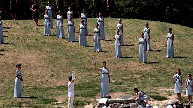 Олимпийский огонь официально вспыхнул в Греции