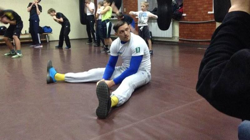 Усик забирає сім'ю з Криму Усик забирає сім'ю з Криму