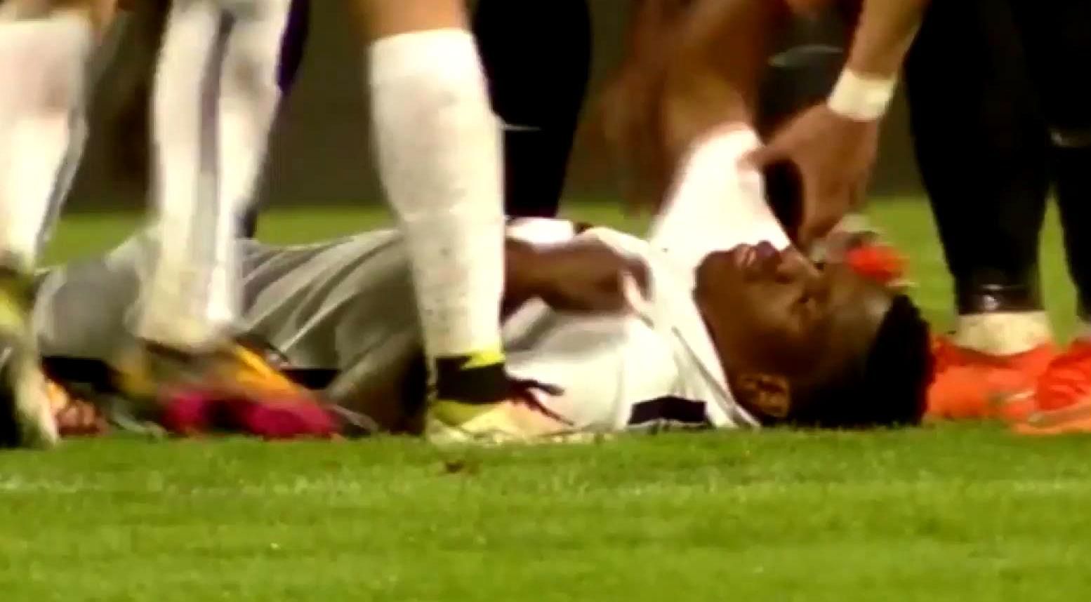 Жуткий инцидент: футболист потерял сознание посреди поля и умер в больнице
