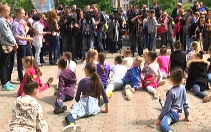 Юные гимнастки из Днипра оригинально протестовали против выселения из школы