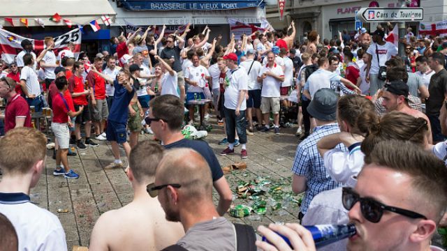 У російських фанатів на Євро-2016 забрали весь алкоголь  