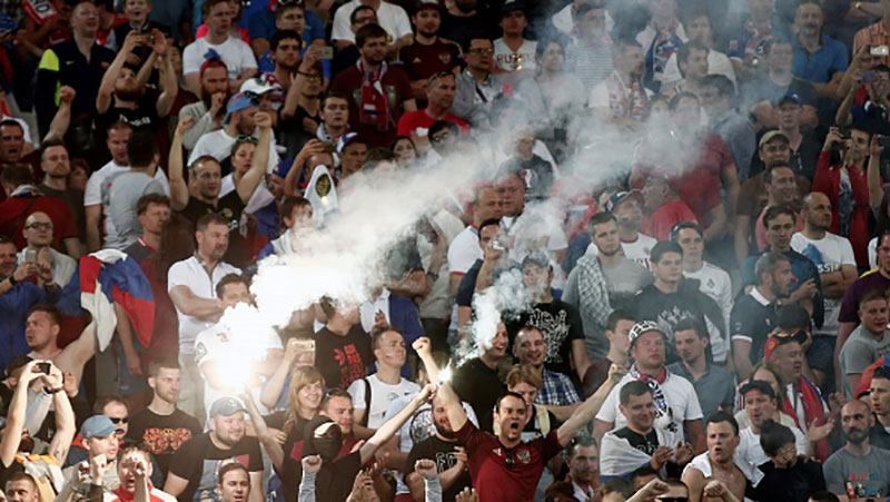 Банда росіян напала на англійця на Євро-2016: шокуюче відео Банда росіян напала на англійця на Євро-2016: шокуюче відео