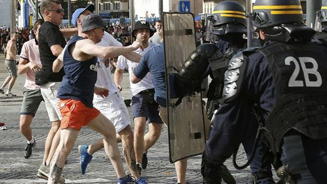 Как российские фанаты дебоширят на Евро-2016