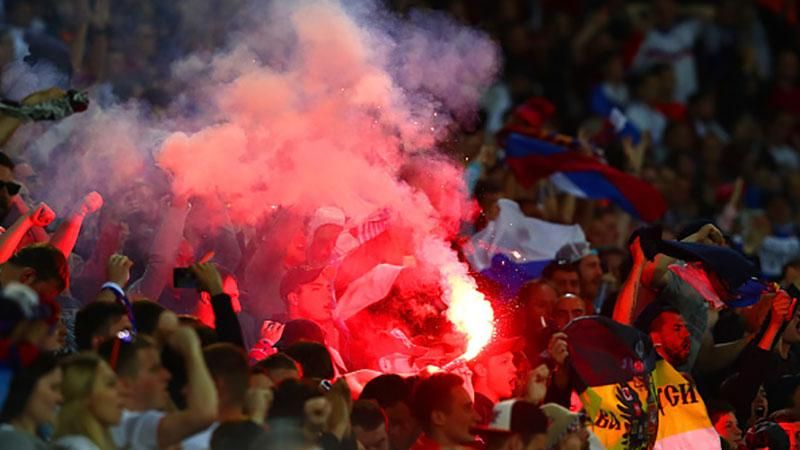 Российских болельщиков посадили в тюрьму во Франции Российских болельщиков посадили в тюрьму во Франции