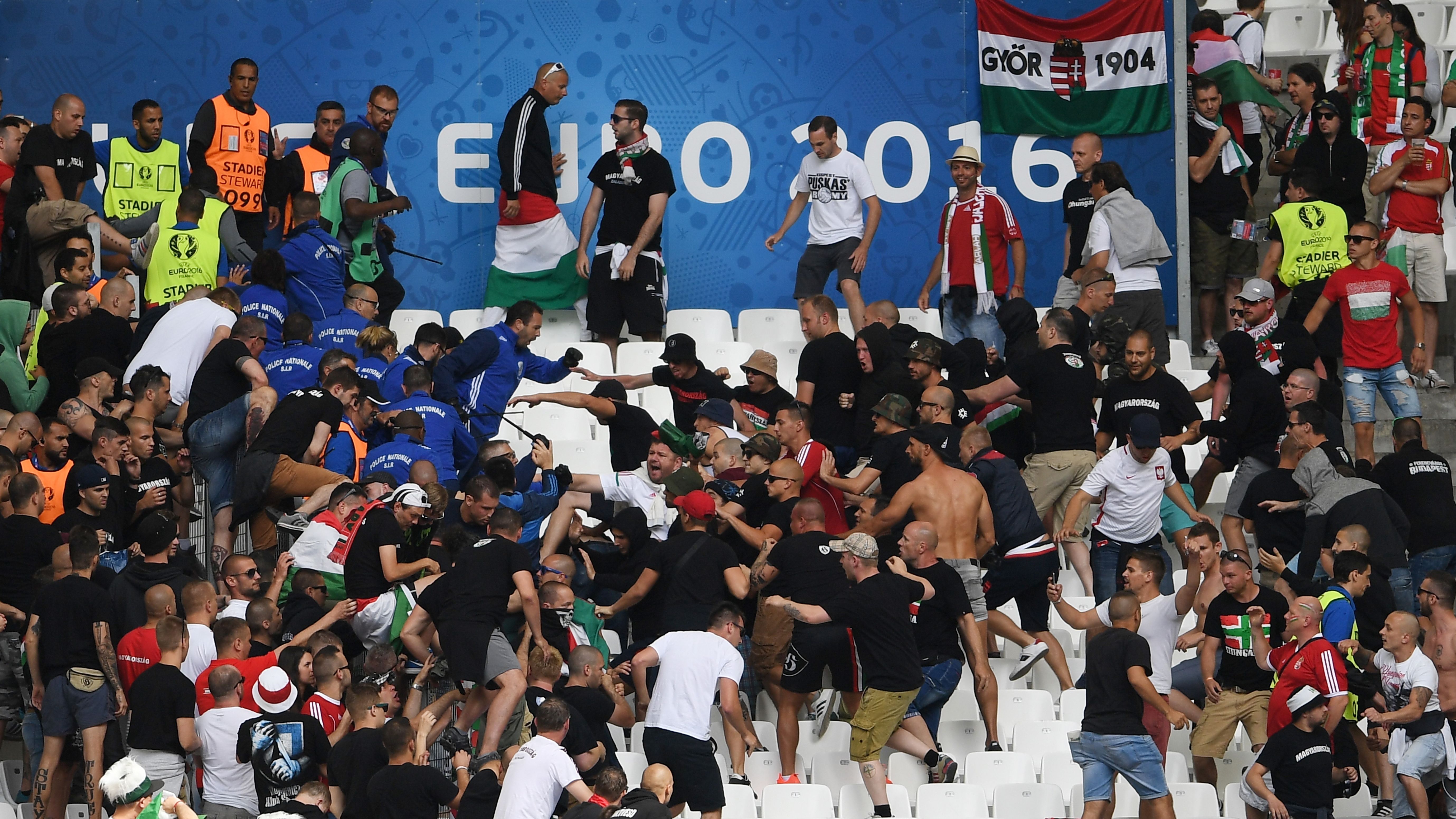 Євро-2016: Фанати Угорщини влаштували масову бійку на стадіоні 