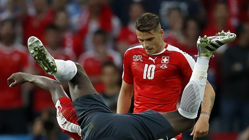 Луснутий м'яч та інші курйози під час лише одного матчу Євро-2016 Луснутий м'яч та інші курйози під час лише одного матчу Євро-2016